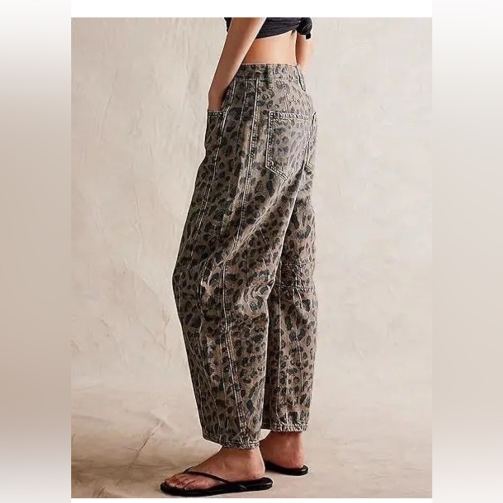 162. Leopard Print Barrel leg mid rise